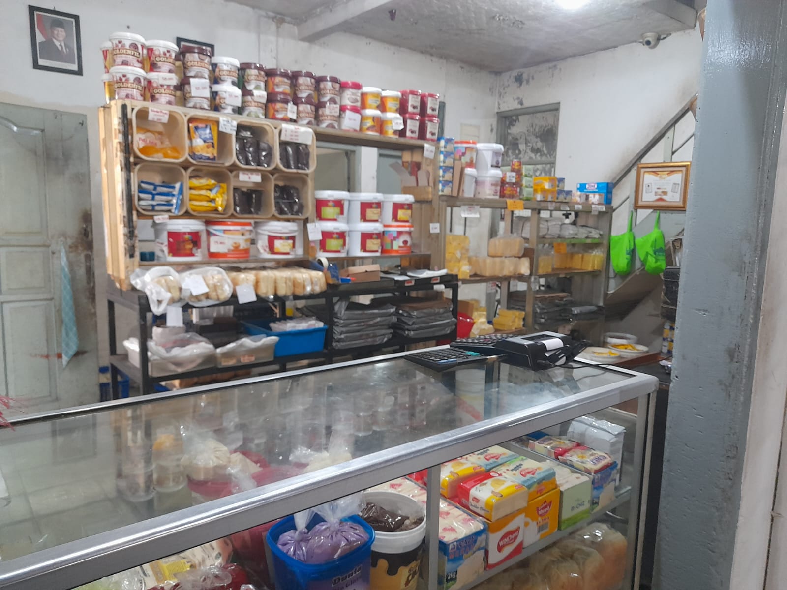 Etalase dan stok Roti Acong